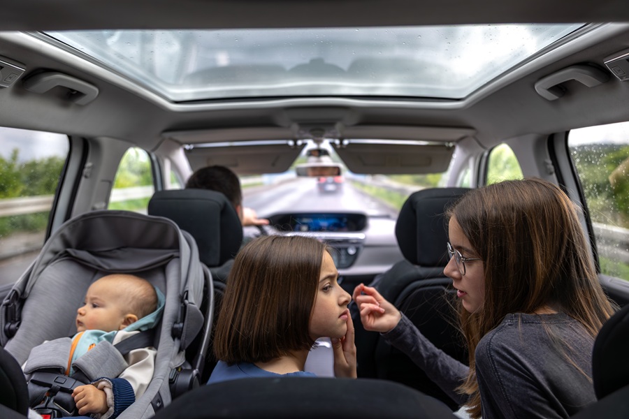 The Hidden Benefits of Chauffeured Services for Families Traveling With Children or Elderly Relatives
